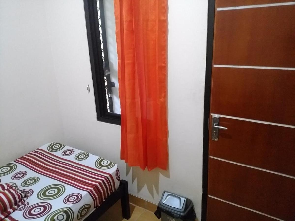 Danyshom Hotel Cikarang Exterior photo