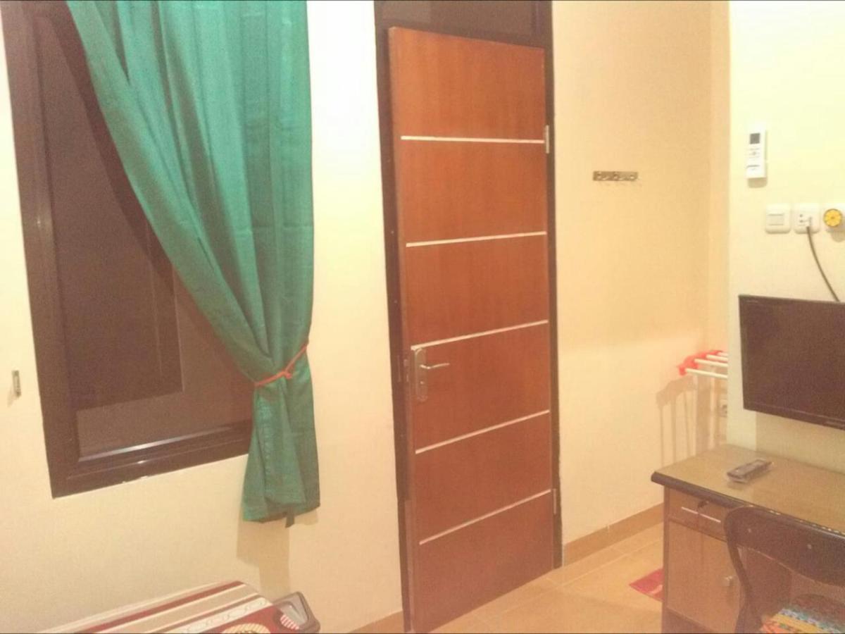 Danyshom Hotel Cikarang Exterior photo